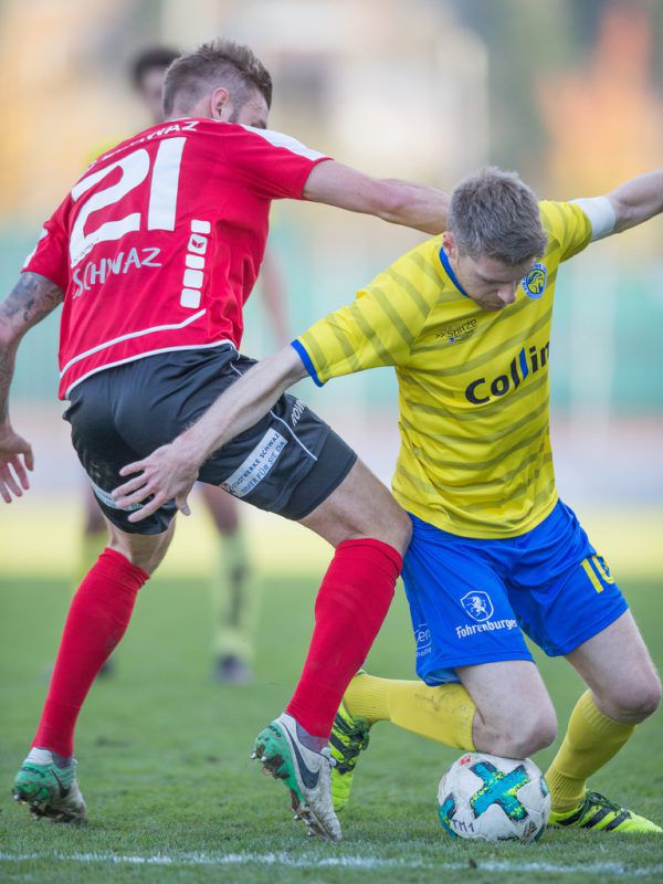 Der Hohenemser Adrian Klammer (r.) im Kampf um den Ball gegen Manuel Wildauer vom SC Schwaz. Frederick Sams
