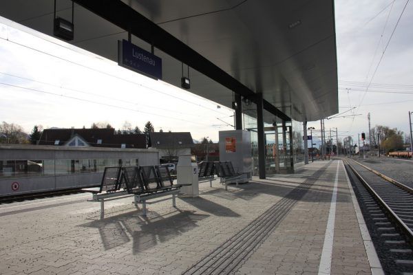 Die Bahnhöfe im Land (im Bild Lustenau) sollen zu Mobilitätszentren werden. Oben: Mobilitätslandesrat Johannes Rauch (l.), VVV-„Smart Mobility“-Koordinatorin Verena Steidl, VVV-Geschäftsführer Christian Hillbrand.  ÖBB, VLK/Serra