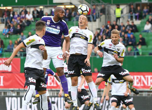 Die Laufwege stimmen laut Trainer Schmidt, doch die Bälle in den Strafraum erreichen die freien Spieler nicht. GEPA