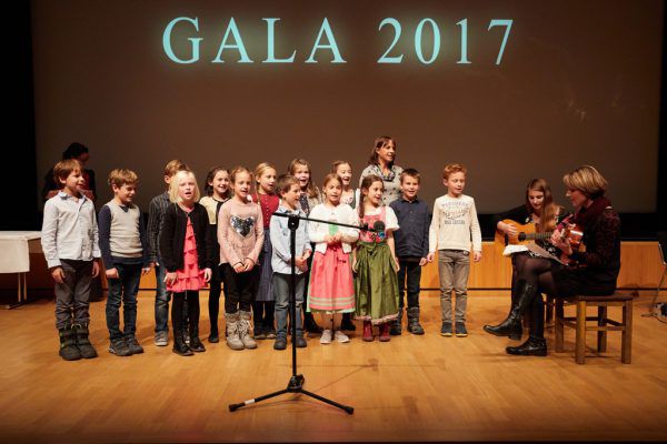 Die Volksschulkinder aus Tisis gaben ein Lied zum Besten.