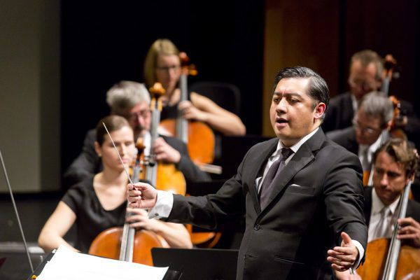 Diese Bilder zeigen das „SOV meets JOV“-Konzert am Samstag im Montforthaus Feldkirch. Dirigent Adrian Prabava überzeugte, die Orchester boten einen gelungenen Stilmix aus Klassik und Jazz. Dietmar Mathis (2)