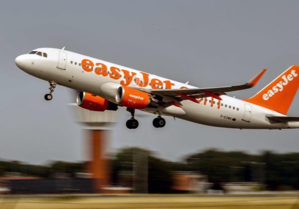 Easyjet übernimmt 1000 ehemalige Air-Berlin-Mitarbeiter.   PHILIPPE HUGUEN