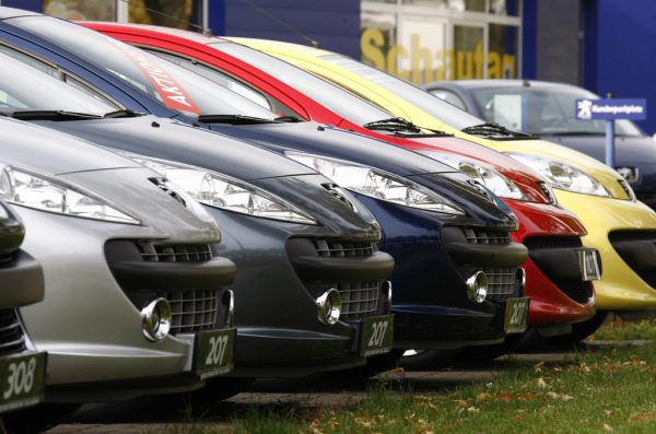 Eine aktuelle Studie stellt Neuwagen in puncto Verbrauch ein schlechtes Zeugnis aus. AP/Sarbach