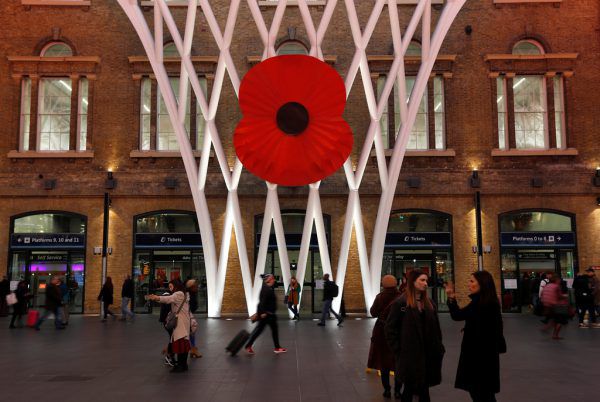 Gedenken an den Waffenstillstand: Die Nachbildung einer großen Klatschmohnblüte an der King′s Cross Station.  Reuters