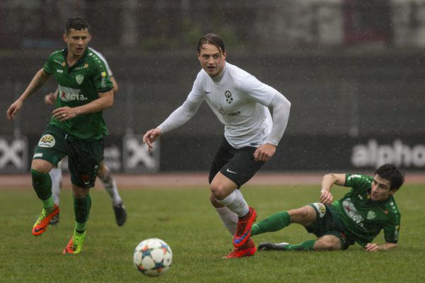 In der Vorsaison fertigte Bregenz (weiß) den späteren Meis­ter Langenegg (grün) mit 3:0 im heimischen Casinostadion ab.   Dietmar Stiplovsek