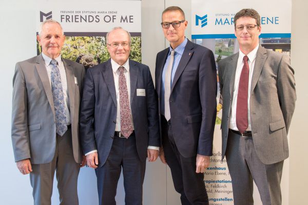 Josef Fink (Präsident der Stiftung), Primar Reinhard Haller, Landesrat Christian Bernhard und Günter Amann (Verwaltungsdirektor der Stiftung/v.l.). IKP
