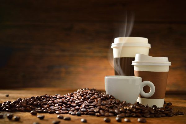 Kaffee aus dem Becher zum Mitnehmen oder doch lieber aus der Porzellantasse? Shutterstock