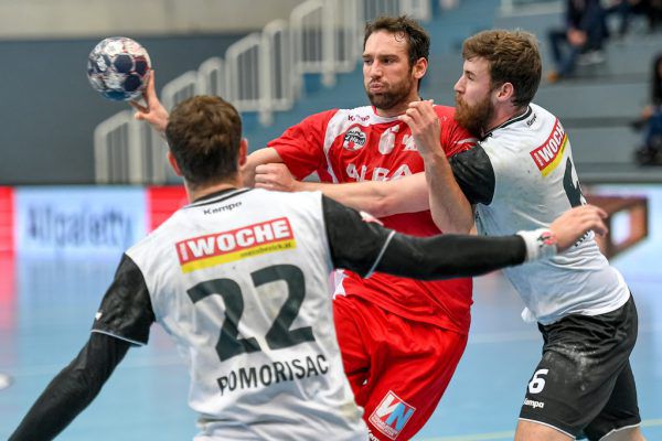 Kapitän Dominik Schmid und seine Mitstreiter treffen heute auf Ferlach. GEPA/Lerch