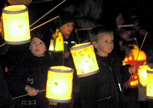 Laternenumzug der Kleinsten zu Martini. dpa/Kay Nietfeld
