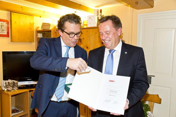 Markus Salzgeber (r.) mit dem Titel „Kommerzialrat“ geehrt. WKV