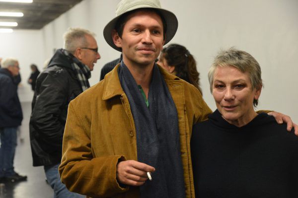 Metalldosen ohne Deckel am Boden der Galerie Lisi Hämmerle. Kleines Bild: Albert Allgaier und Lisi Hämmerle. Wolfgang Ölz (2)