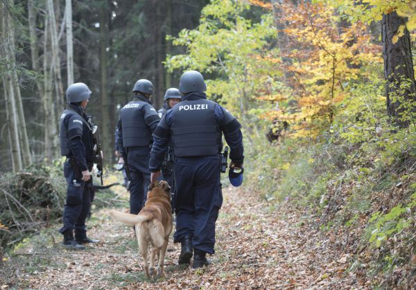 Polizisten auf der Suche Friedrich F. Apa/Gubuisch
