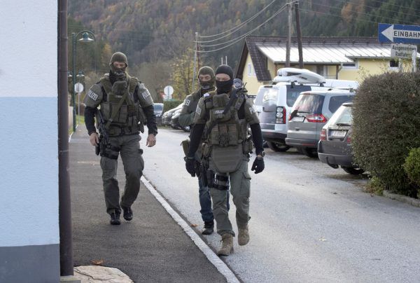 Schwer bewaffnete Polizisten marschieren durch Stiwoll. ELMAR GUBISCH