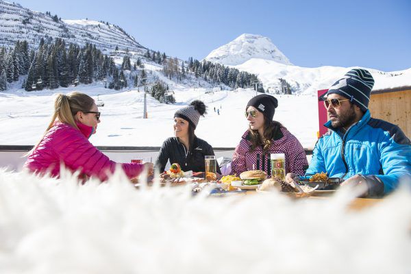 Um die Gäste auch in der heurigen Wintersaison wieder professionell umsorgen zu können, wird in vielen Skigebieten (im Bild Warth-Schröcken) derzeit nach Personal gesucht. Tourismus-Spartenobmann Elmar Herburger (oben). Alex kaiser, Markus Gmeiner