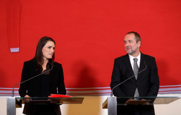 Verena Konrad und Thomas Drozda präsentieren das Konzept zur Architektur-Biennale 2018.BKA/REGINA AIGNER