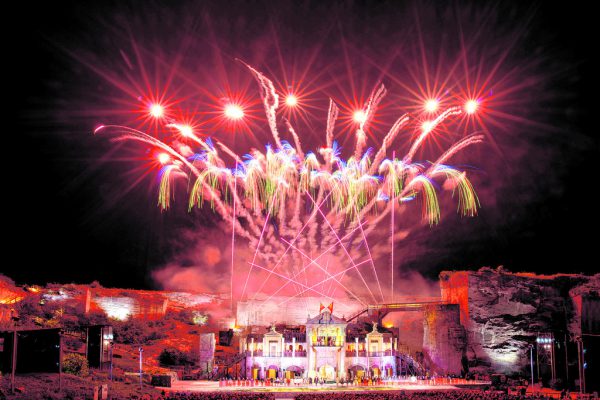 Alexandra Kreutz ist leidenschaftliche Pyrotechnikerin. Zum Jahreswechsel und in der Funkenzeit ist Hochsaison. Aber auch bei Opernproduktionen wird manchmal Feuerwerk gebraucht. McPyro (6)
