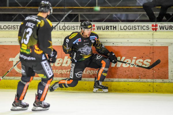 Allen Grund zu Jubeln hatten Ziga Pance (l.) und Jamie Arniel (r.). Den beiden Angreifern gelang jeweils ein Drei-Punkte-Spiel. Gepa/Lerch