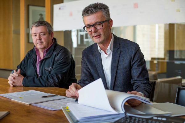 Beat Pilgram, Bereichsleiter Hochbau (l.), und Geschäftsführer Reinhard Braito berichten über ihre Erfahrungen mit der Ausbildung und Beschäftigung jugendlicher Flüchtlinge.Roland Paulitsch (6)