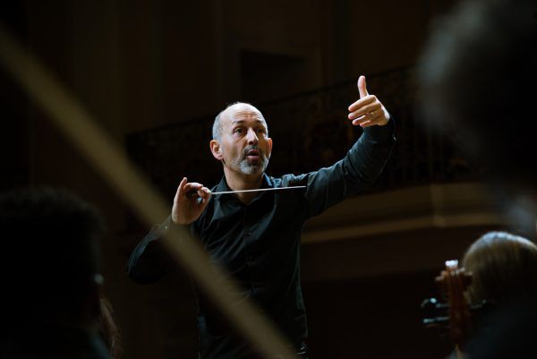 Benjamin Lack (kleines Bild unten) und die jungen Musiker wurden bei der „Sinfonischen Weihnacht“ im Landeskonservatorium herzlich gefeiert. Victor Marin (3)