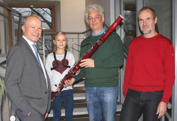 Christian Ertl von der Sparkasse, Emma Fitsch und ihr Lehrer Emil Salzmann sowie Thomas Greiner. Sparkasse bludenz.d