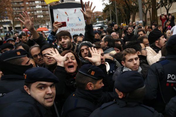 Demonstranten vor dem Museum in Lleida. AP