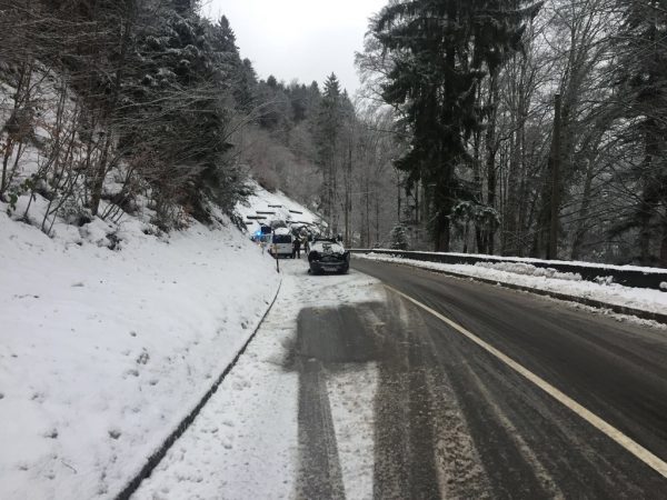 Der Pkw geriet auf der Schneefahrbahn ins Schleudern.  Springer