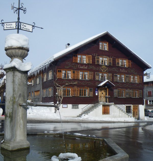 Der Schwarzenberger Adler mit seiner roten Fassade. M-Immobilien