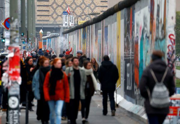 Die East Side Gallery ist der längste noch erhaltene Mauerabschnitt.  Reuters