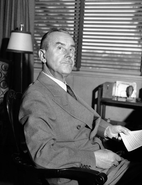 Die Fotografie zeigt Thomas Mann 1942 in Los Angeles. 1938 emigrierte die Familie in die Vereinigten Staaten, 1952 kehrten die Manns mit Tochter Erika nach Europa zurück. DAPD/Archiv (1)/Random house (1)