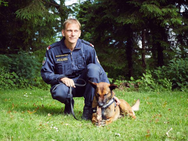 Diensthund Bobby mit seinem Hundeführer.  LPD Vorarlberg