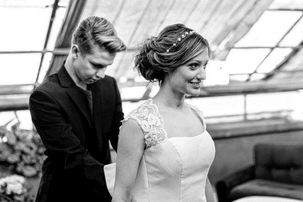 Dominik Kuch kümmert sich um die Organisation der Hochzeit, damit das Brautpaar entspannt feiern kann. © Broell Fotografie, Hartinger
