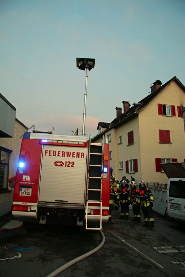 Ermittler gehen davon aus, dass der Täter eine Couch in Brand steckte, um Tat zu vertuschen. VOL.at/Pletsch