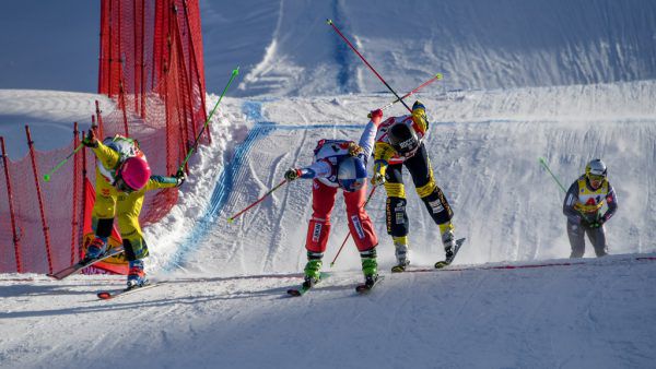Fanny Smith (l., Mitte) streckte sich erfolgreich nach dem Sieg im Montafon. Adam Kappacher (oben) freute sich am Geburtstag über Rang sieben. Gepa/Lerch