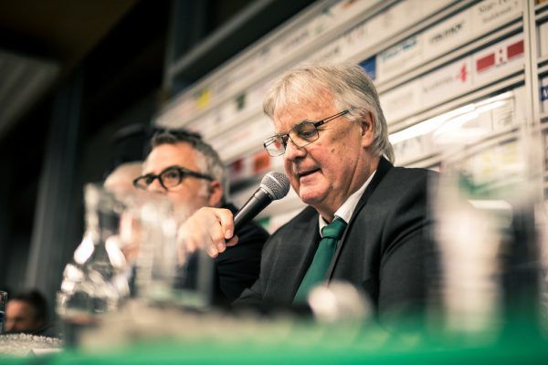 Austria-Präsident Hubert Nagel gibt sich derzeit sehr entspannt. Elvin Ibrisimovic (kleines Bild r.) spielt bei den Grün-Weißen vor. Frederick Sams (2)