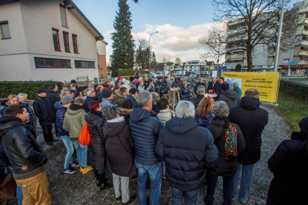 Gegner der geplanten Ikea-Ansiedlung formierten sich am Freitag beim Kreisverkehr Engel in Lustenau. Paulitsch (3)