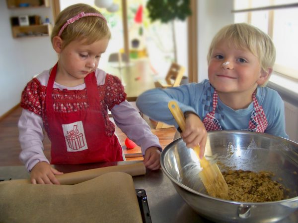 Gerade in der Vorweihnachtszeit sind viele Familien mit Einsamkeit konfrontiert, sagt die Expertin des Kinderdorfs. Vorarlberger Kinderdorf