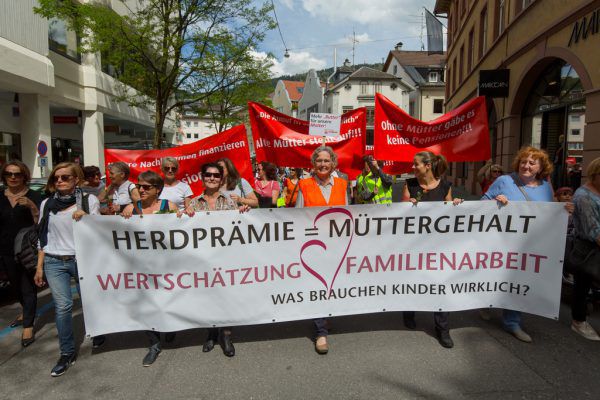 Gertraud Burtscher (orange Weste) bei der Demonstration in Bregenz. Roland Paulitsch