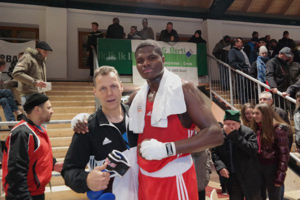 Hassan Salami (rot) hatte mehr Mühe als erwartet. Am Ende freute er sich aber mit BC-Dornbirn-Trainer Toni Schrott über den Sieg. Johcen Dedeleit
