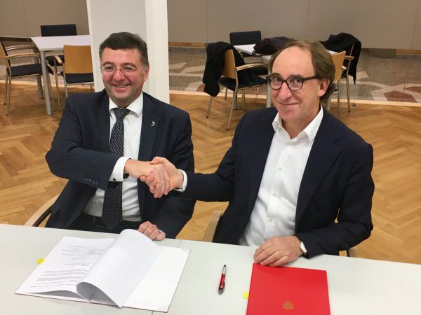 Im neuen Dienstleistungsvertrag ist unter anderem der Einsatz der 21 neuen Züge, knapp 3,2 Millionen Fahrplankilometer pro Jahr und hohe Qualitätsstandards vorgesehen.  VLK