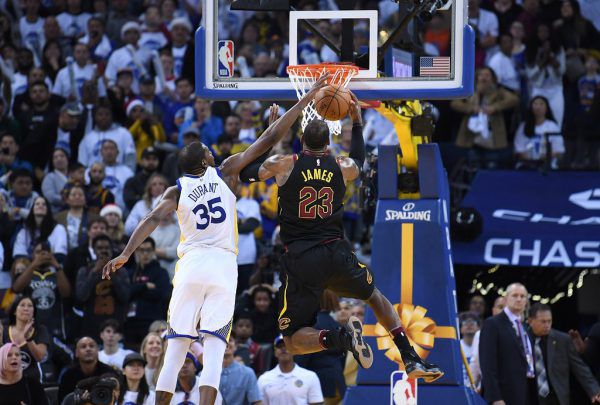 Kevin Durant (weiß) und LeBron James (blau) waren wieder zwei der prägenden Figuren im Spitzenspiel der NBA. AP