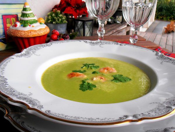 Köstliche Vorspeise: Erbsen-Kokossüppchen mit Garnelen. Ulrike Hagen