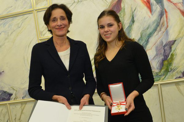 Landesrätin Bernadette Mennel (l.) mit der Kunstradfahrerin Jana Latzer. VLK/Serra