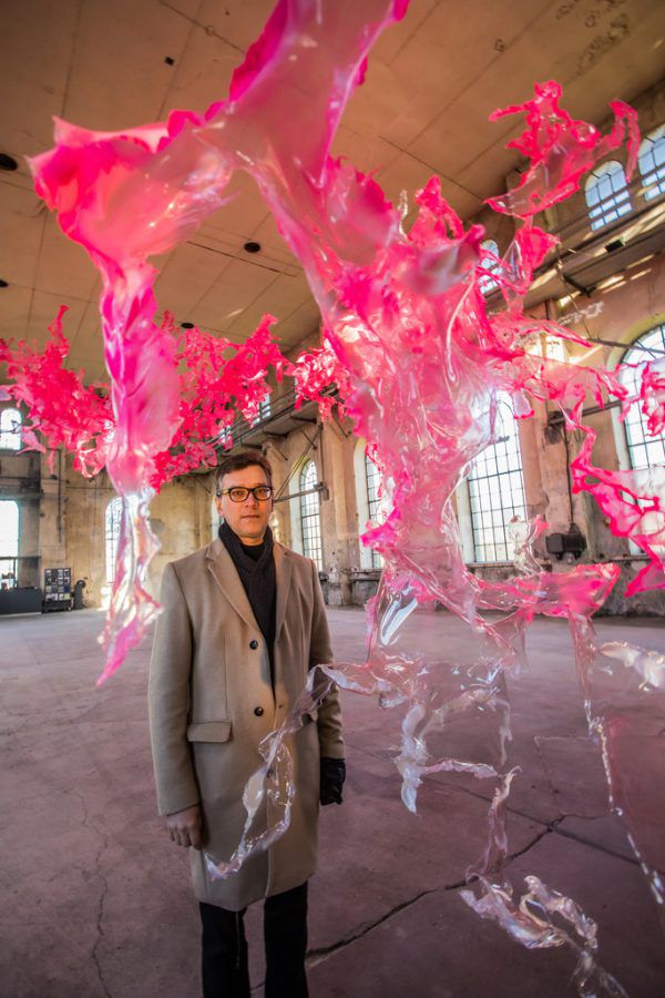 Leicht und doch prägnant wirkt die Plastik in der Montagehalle. Kleines Bild: Aljoscha inmitten seines Werks. Philipp Steurer (2)