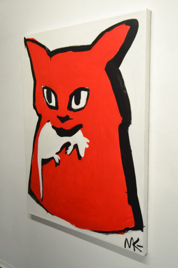 Marina Koldobskaya bei der Performance in der Galerie Lisi Hämmerle. Auch die Katze mit Maus und „Porcelain For Propaganda“ (kleines Bild unten) gibt es zu sehen. Lisa Kammann (3)
