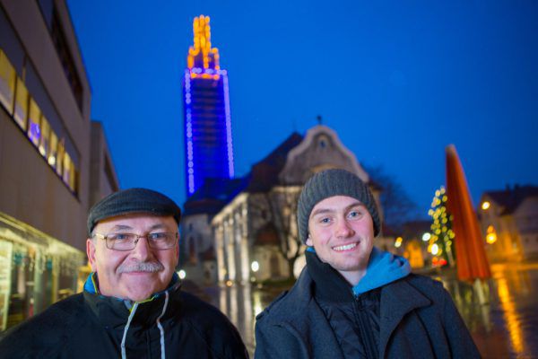 Mesmer Otto Nigsch (l.) und Zivildiener Thomas Wurzer vor dem illuminierten Kirchturm in Höchst. Klaus Hartinger