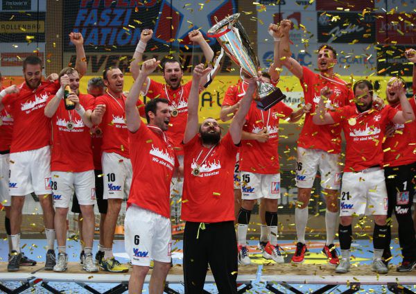 Michael Knauth (unten links) holte seinen elften Meistertitel (sechs mit Bregenz, fünf mit Hard). Roland Schlinger (unten Mitte) beendete nach dem Gewinn seine Karriere und Trainer Petr Hrachovec (unten rechts) wird Hard im Sommer 2018 in Richtung Schweiz verlassen. (GEPA, APA, Sams)