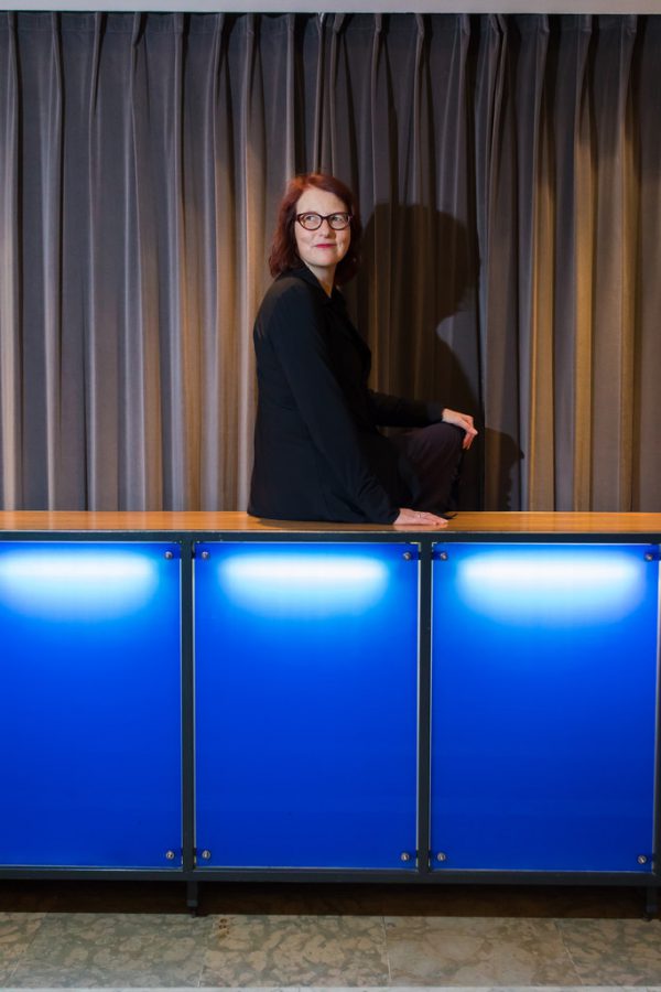 Stephanie Gräve in der Landestheater-Garderobe. Kleines Bild: Winfried Nußbaummüller, Stephanie Gräve und Werner Döring (v.l). Philipp Steurer (3)