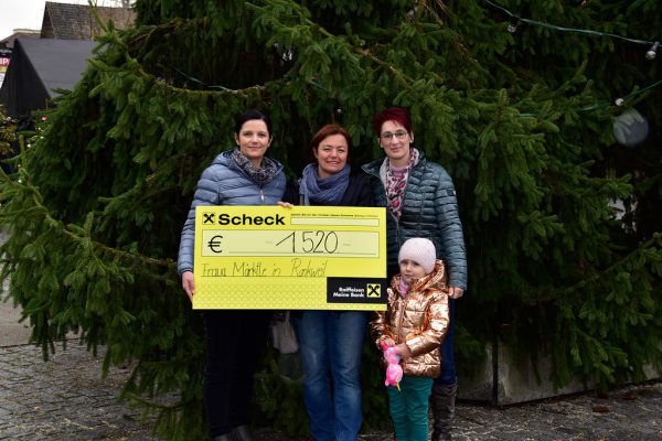 Tanja Scholler (l.) nahm die Spende entgegen. Rankweil