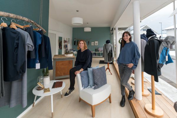 Veronika Längle (l.) und Simone Huchler in ihrem Laden und in der Werkstatt an den Nähmaschinen (Bild rechts).