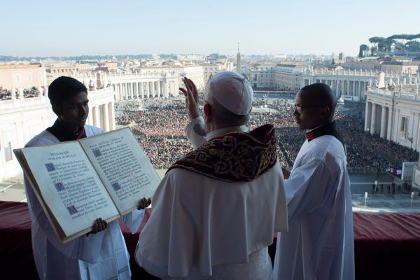 Vor den Feiertagen und den Feierlichkeiten auf dem Petersplatz besuchte Papst Franziskus seinen Vorgänger Benedikt XVI.  Reuters